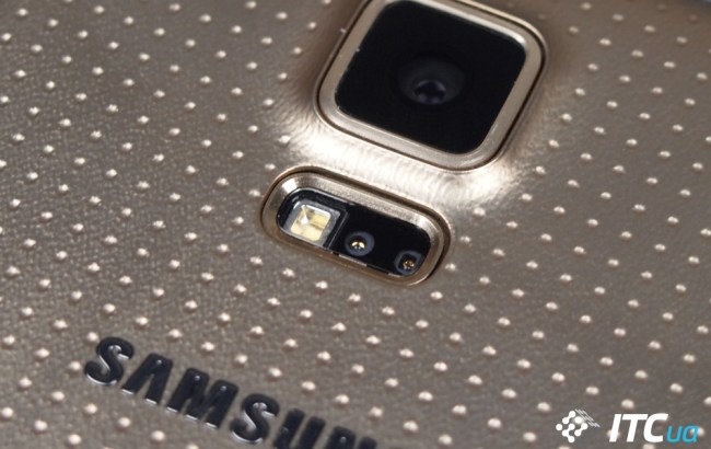 Пульсометр в Galaxy S5 розташований на тильній частині поруч зі спалахом камери