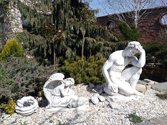 Разом з тим, нові надходження садово-паркової скульптури і фонтанів-вазонів здивують своїми формами і асортиментом навіть найвибагливішого клієнта