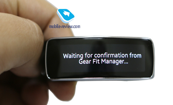 У магазині додатків Samsung Apps треба завантажити Gear Fit Manager (це окрема програма від просто Gear Manager) і далі слідувати підказкам на екрані годин або телефону