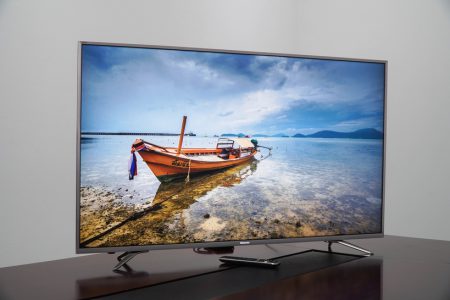 На початку літа у нас була   новина   про те, що китайська компанія Hisense почне продавати телевізори в Україні, і ось зараз нам вдалося наживо познайомитися з однією з нових моделей, вже доступних на українському ринку
