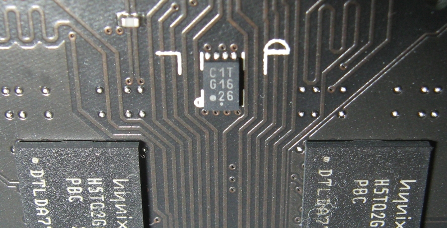 На одній зі сторін друкованої плати між вісьмома мікросхемами пам'яті по центру розпаяна мікросхема SPD