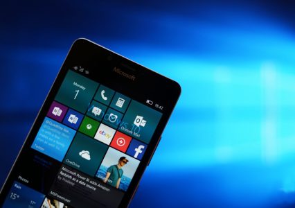 Для смартфонів під управлінням Windows 10 Mobile оновлення Windows 10 Creators Update стане доступним 25 квітня через кілька тижнів після початку його поширення на ПК